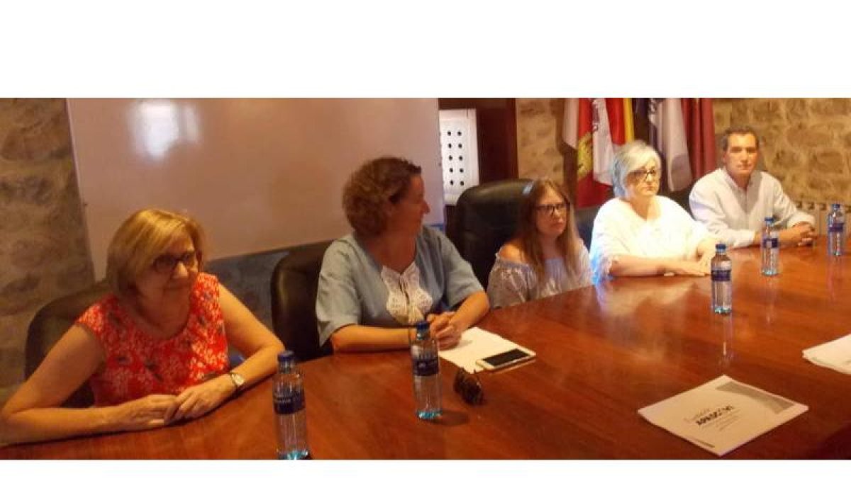 La nadadora Camino Fernández, en el centro, ayer en el torreón de La Vecilla. PLANILLO
