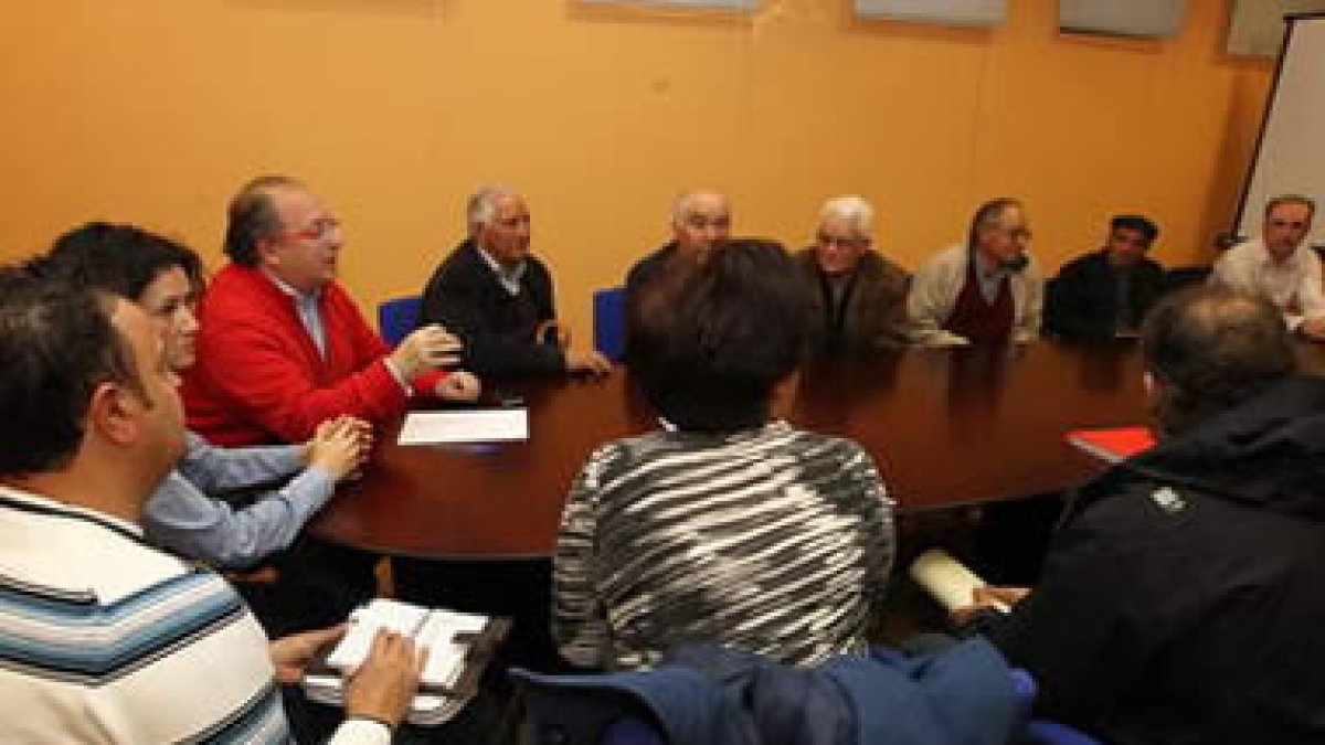 El delegado territorial, ayer en la sede de la Junta en Ponferrada con los vecinos de Quintana.