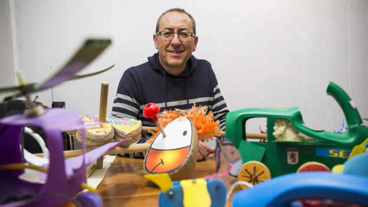 Paco Tábara, con algunos de los juguetes que ha diseñado con plástico, papel y cartón. F. OTERO PERANDONES