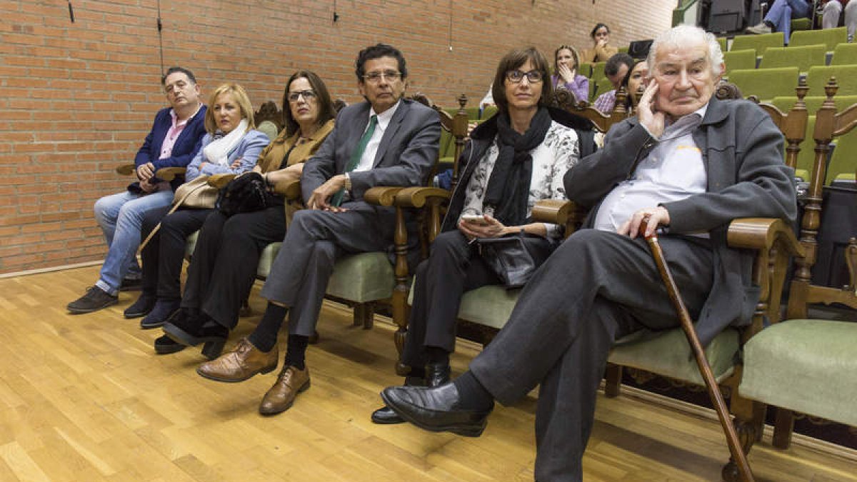 Antonio Gamoneda, primero por la derecha, Juliana Bouroncle y José Cosamalón. FERNANDO OTERO