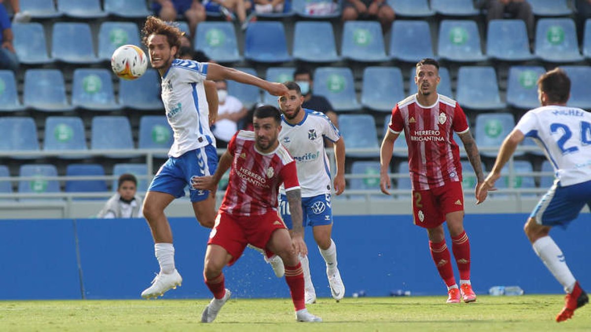 Los futbolistas del equipo ponferradino nunca le volvieron la cara al partido a pesar de la derrota sufrida en tierras insulares. FOF