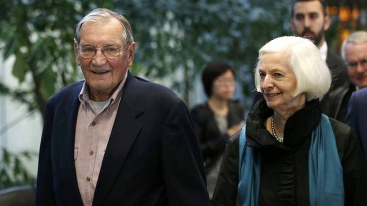 El estadounidense detenido más de un mes en Corea del Norte sonríe en su llegada a San Francisco.