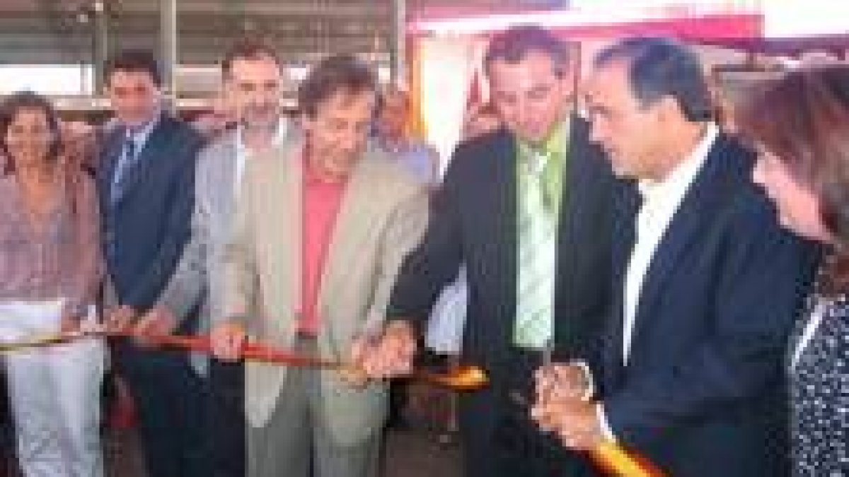 Villalba, en el centro de la foto, inauguró ayer la feria agroalimentaria de Cistierna