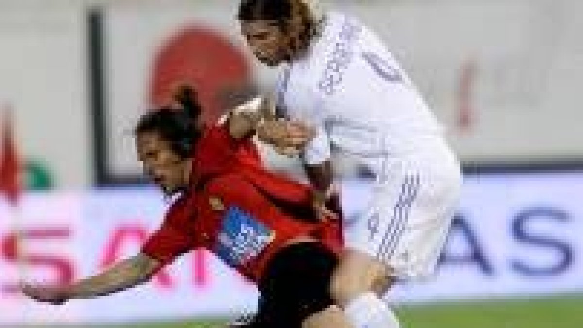 El madridista Sergio Ramos, que fue expulsado, pelea un balón con un jugador mallorquín