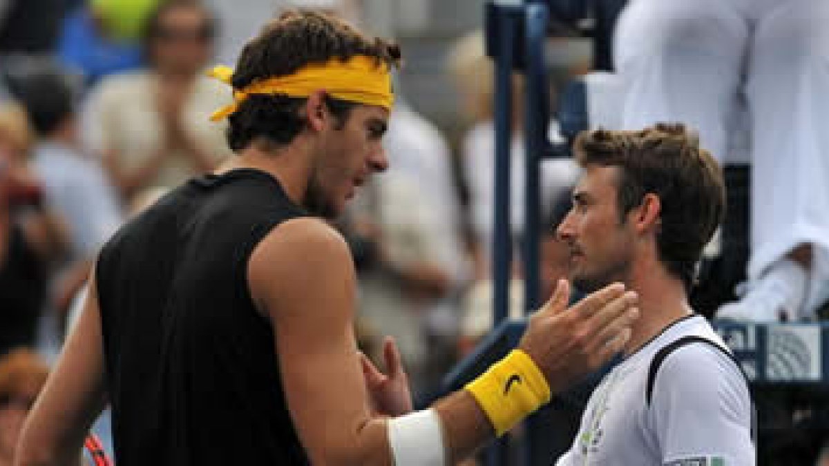 Del Potro y Ferrero se saludan después del partido.