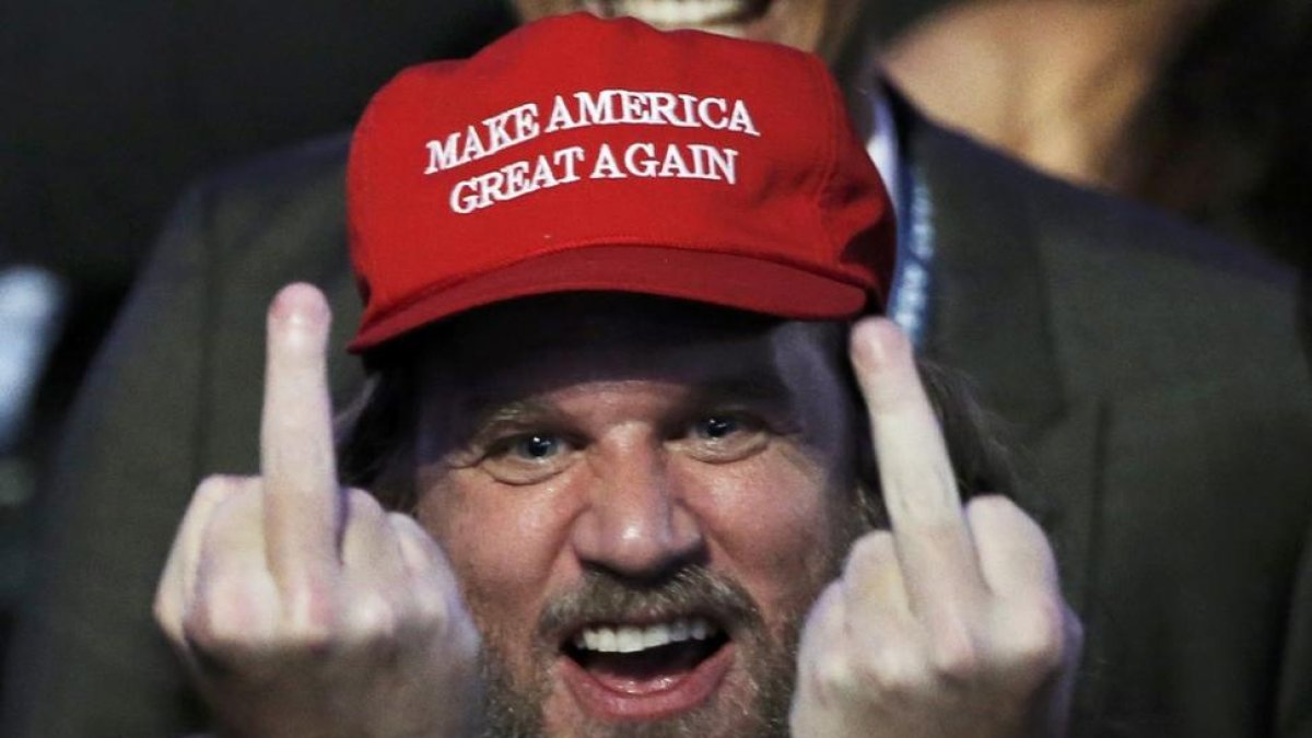 Un votante de Trump celebra el resultado de las elecciones presidenciales de Estados Unidos la noche electoral en Manhattan.