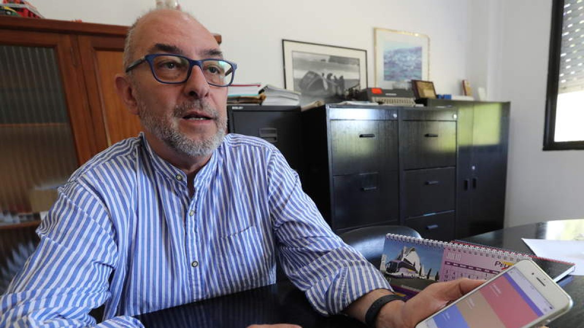 Jorge Peña, director de Proyecto Hombre, con un móvil en el transcurso de la entrevista. ANA F. BARREDO
