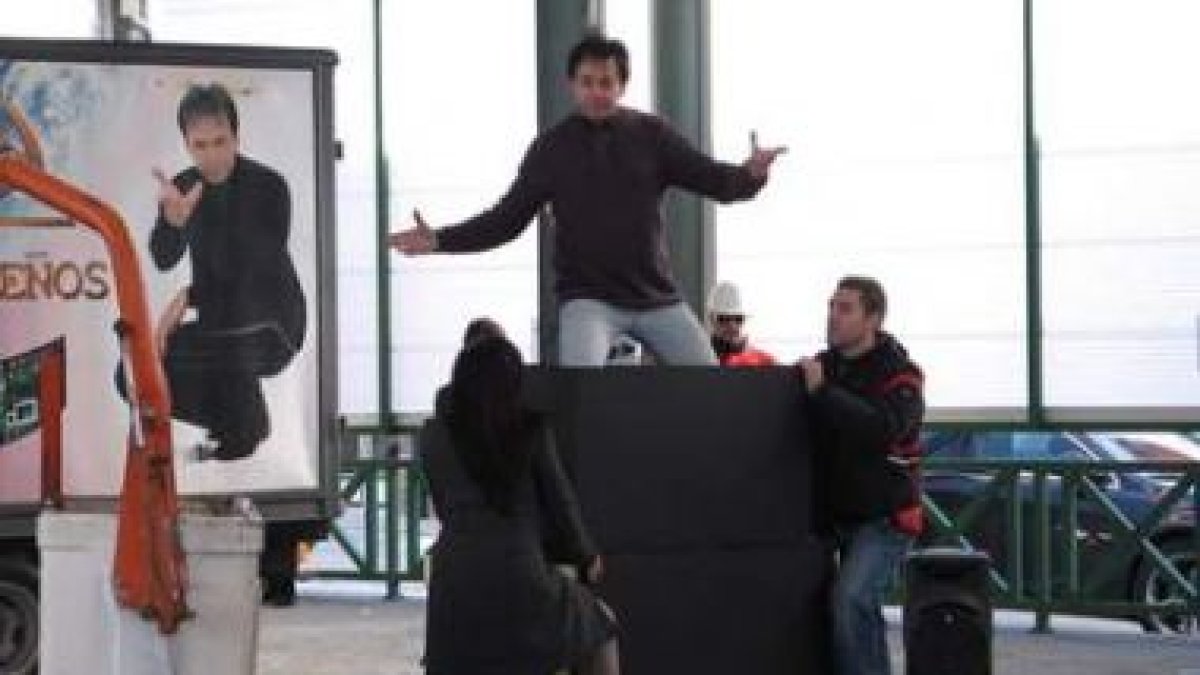 Momento del reto realizado por el mago Arcano en la plaza Carlos Álvarez de Cistierna.