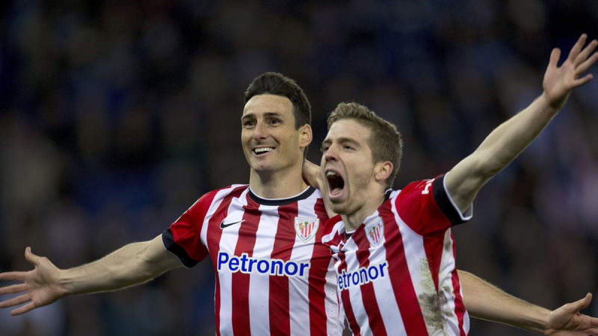 Los jugadores del Athletic, Aritz Aduriz y Muniain, celebran el primer gol rojiblanco.