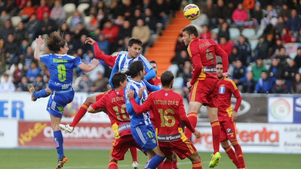 Los jugadores de la Ponferradina y los del Recreativo se disputan un balón aéreo durante el partido jugado en el estadio de El Toralín