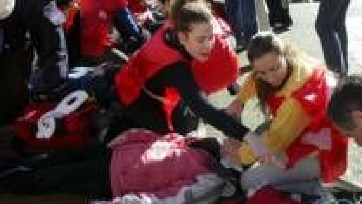 Una de las alumnas que participó en el simulacro recibe asistencia
