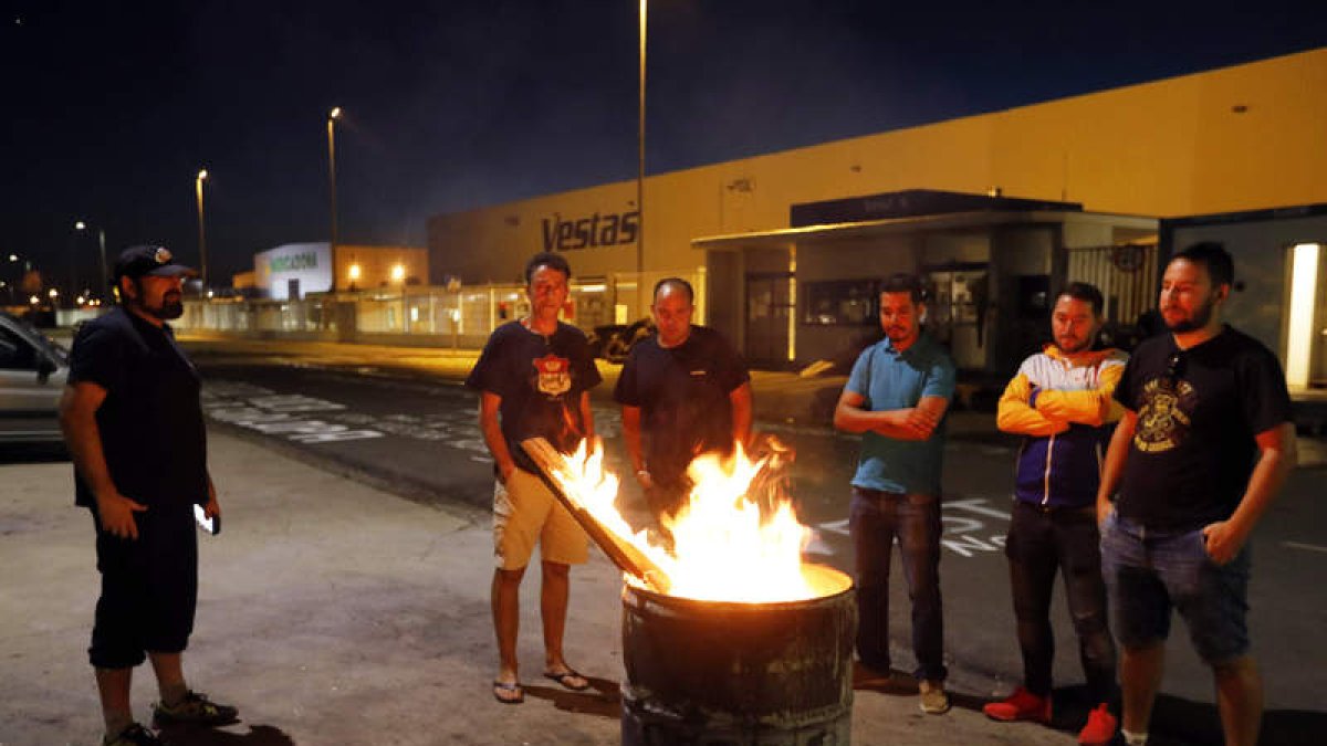 Grupo de trabajadores en el campamento, ya de noche. MARCIANO PÉREZ