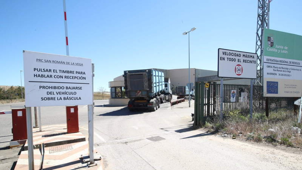 Uno de los camiones accede a la planta de San Román de la Vega. RAMIRO