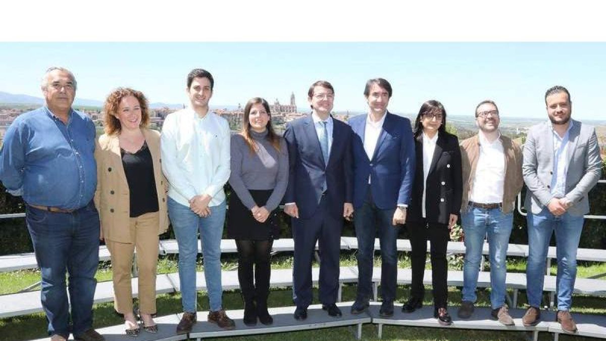 Candidatos del PP por León, ayer, con el aspirante a presidente de la Junta, Fernández Mañueco. ICAL
