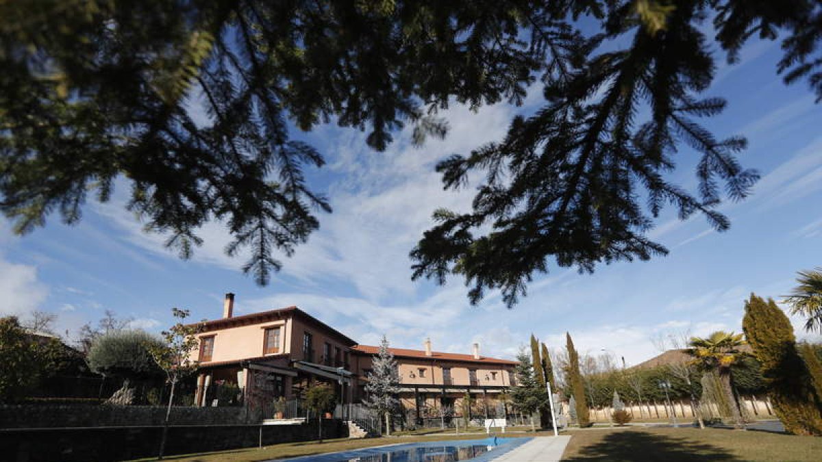 El Palacio del Conde de Rebolledo se encuentra en la Calle Ramón y Cajal nº 50 (Villaviciosa de la Ribera. León). El teléfono es el 650 15 57 82. Correo electrónico: palaciorebolledo@gmail.com. www.palacioconderebolledo.com.Facebook: https://www.facebook.