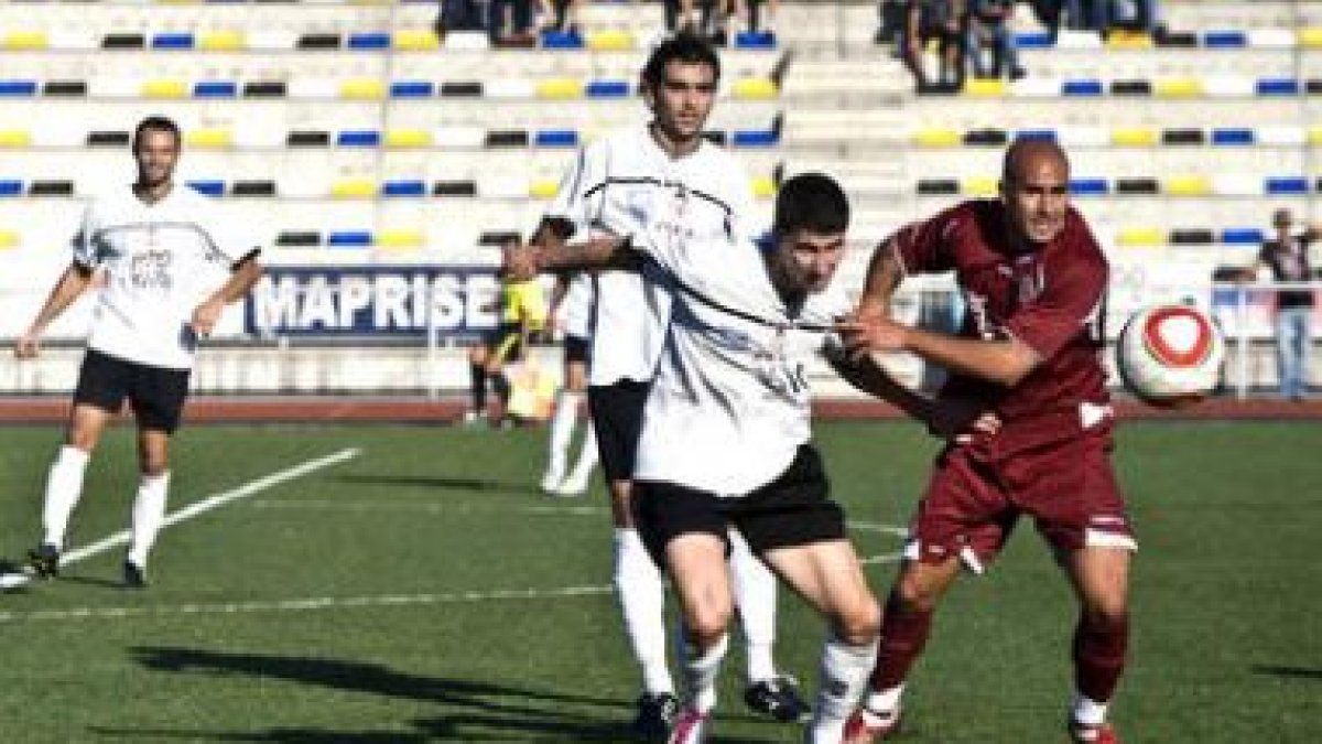 Espolita y Nacho Matador tratan de impedir el control de Vergara, a la derecha.