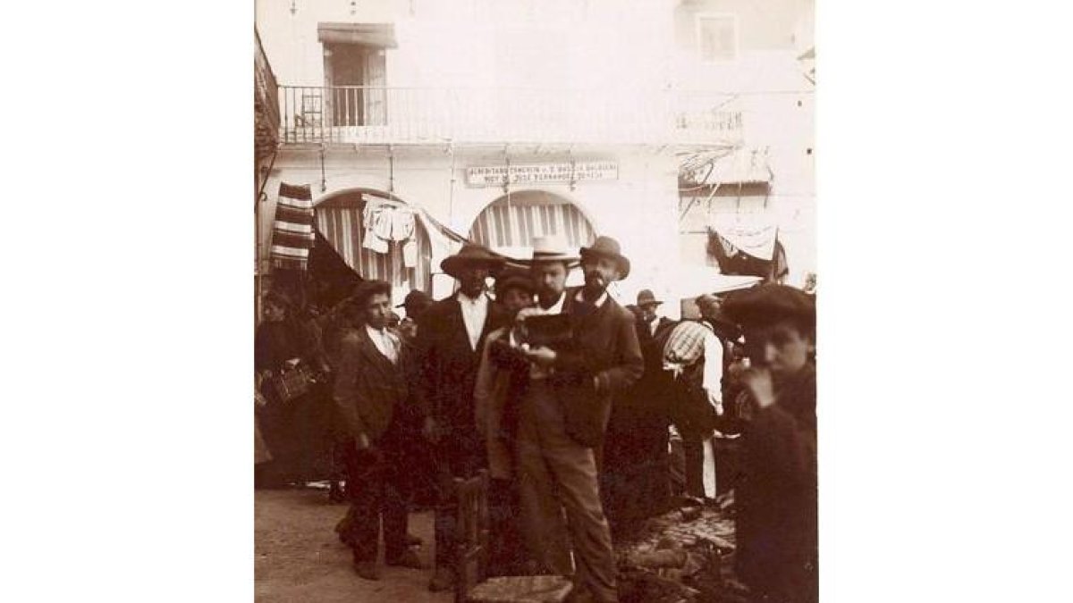 Sorolla pintando en la Plaza Mayor de León. DL