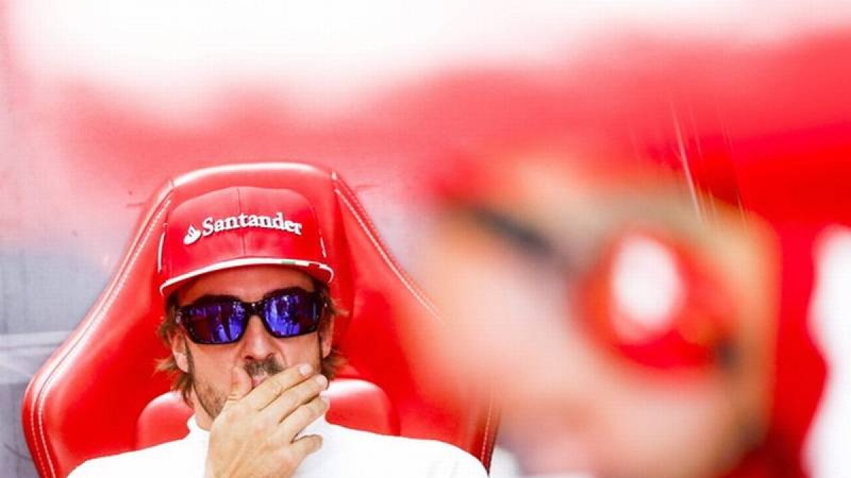 Alonso, en el 'box' de Ferrari durante los ensayos del Gran Premio de Corea.