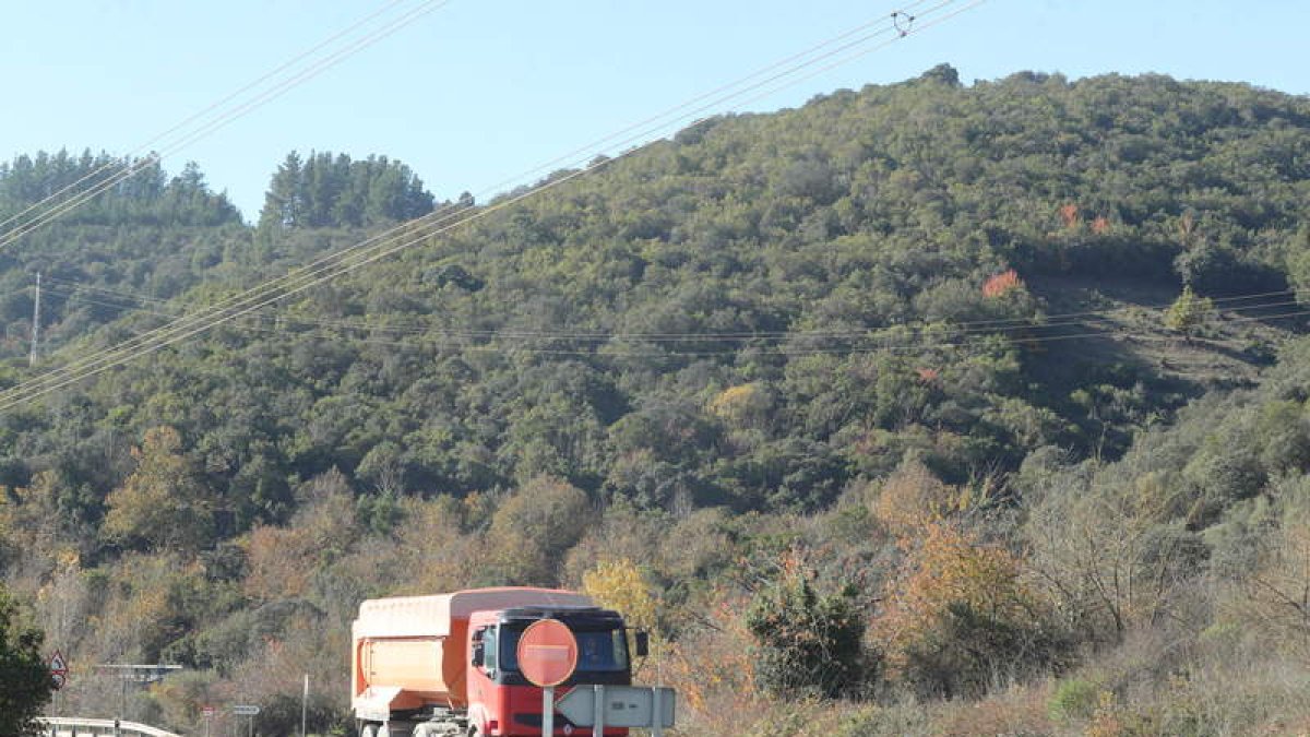 Zona de acceso a la cantera de áridos situada en la ladera, frente a Requejo (Sobnrado). L. DE LA MATA