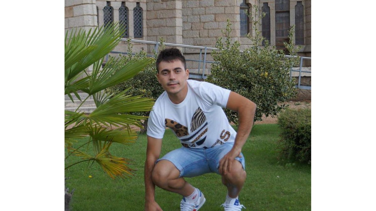 El futbolista Diego Peláez posa delante del Palacio Episcopal de Astorga. RAMIRO