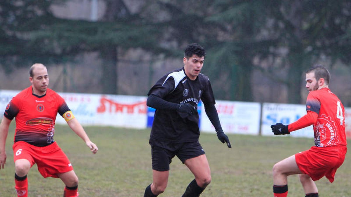 Germán, en el centro, abrió el camino de la victoria ejidense al materializar el primer gol. SECUNDINO