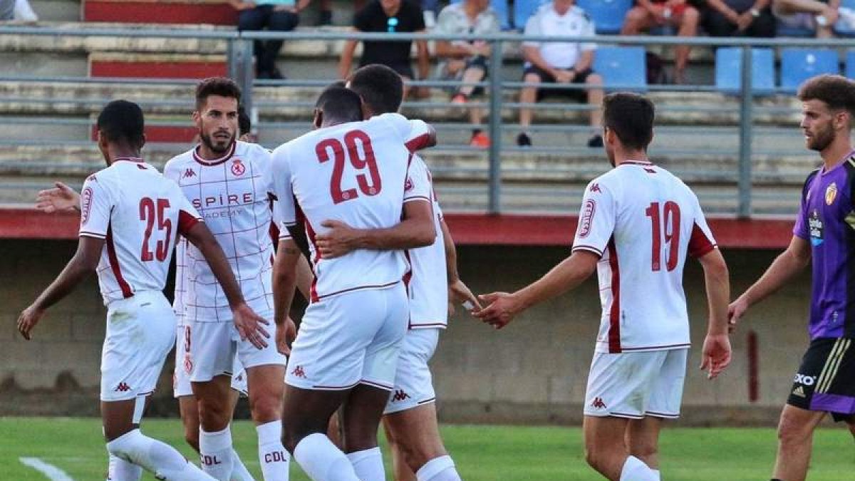 Junior, con el 29 a la espalda, felicita a Claudio Medina tras el gol del empate. IRENE RODRÍGUEZ