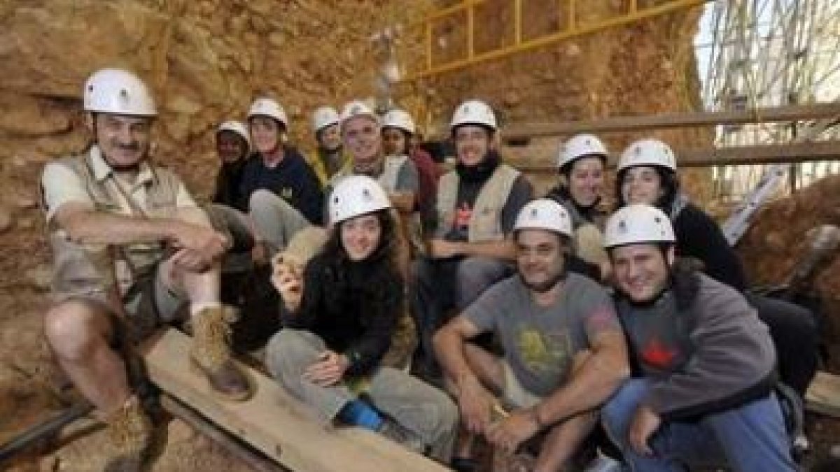 El equipo de Atapuerca muestra el fragmento de húmero que se ha encontrado en la Sima del Elefante.