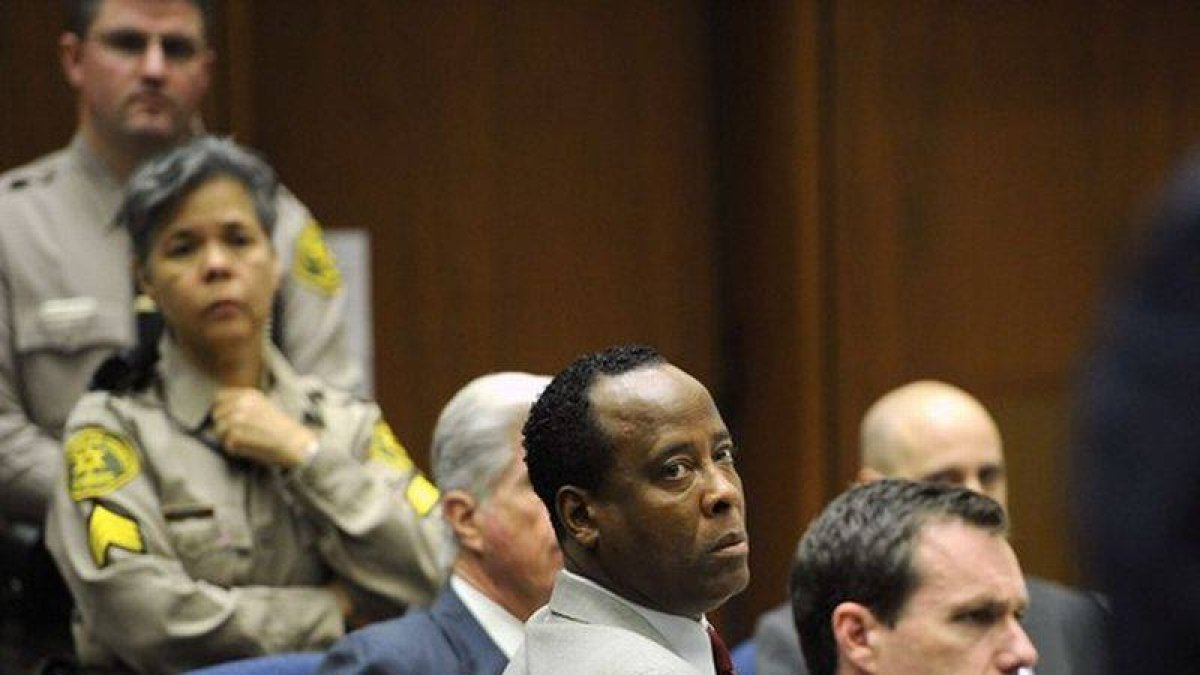 El doctor Conrad Murray sigue la intervención del fiscal, el jueves en Los Ángeles, durante el juicio por la muerte de Michael Jackson.
