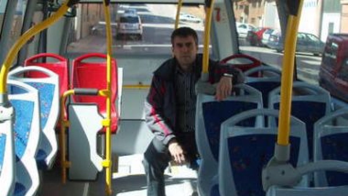 El edil Jesús García supervisó los cambios en los autobuses.