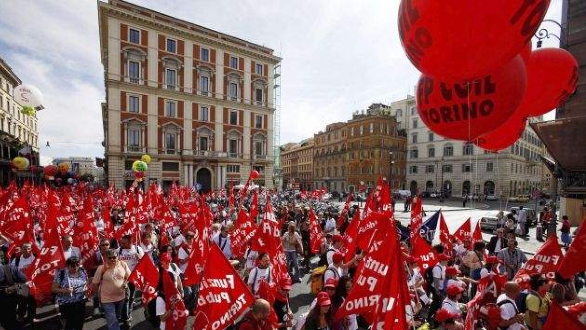 Italianos se manifiestan contra el gobierno de Berlusconi durante una protesta convocada por el mayor sindicato de Italia.