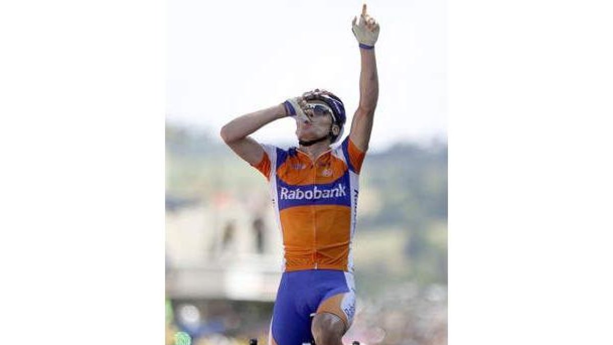El ciclista español Luis León Sánchez celebra su victoria en la novena etapa del Tour.