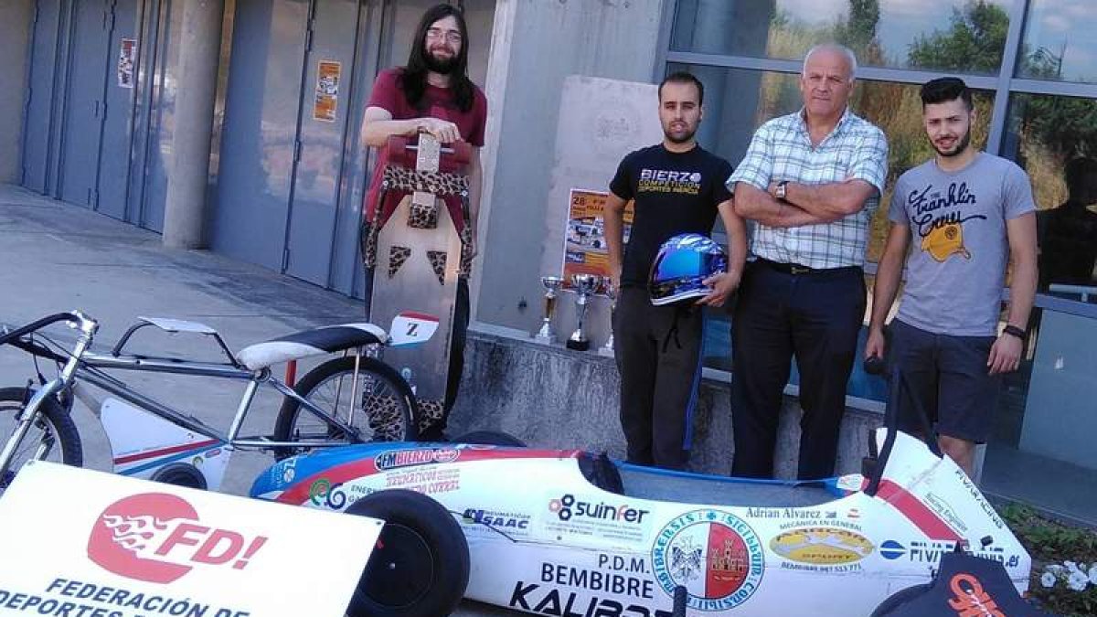 Serafín Vázquez, segundo izquierda, con los participantes.