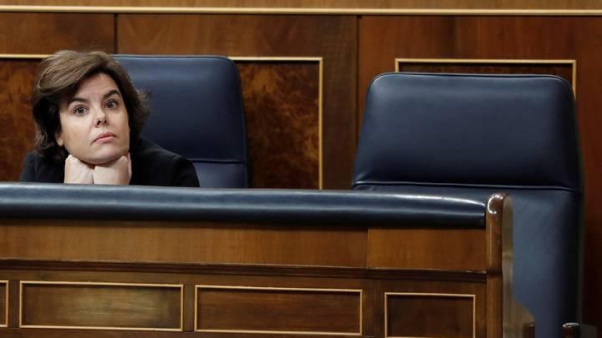 La vicepresidenta del Gobierno, Soraya Sáenz de Santamaría, sola junto al asiento vacío de Rajoy.