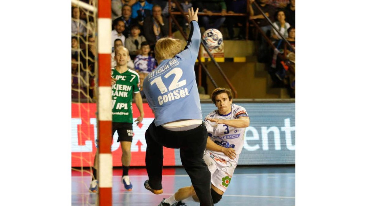Mario López lideró al equipo en la primera parte con cuatro goles. FERNANDO OTERO PERANDONES