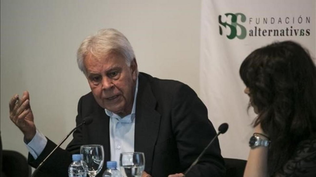 Felipe González, este martes, durante un coloquio en Madrid.