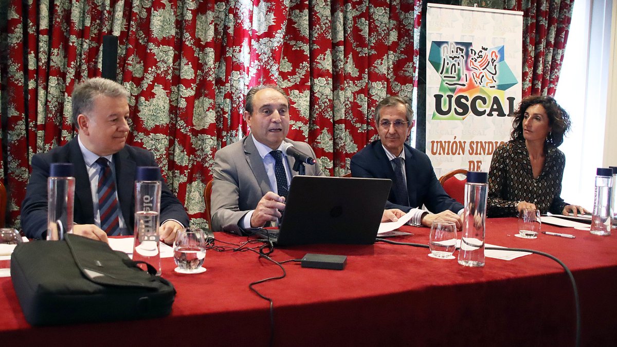 XXVIII Jornada de trabajo del sindicato de veterinarios de León, Sivele-Uscal, que clausura el director general de la Función Pública, Francisco J. Raedo Aparicio (I) con el presidente del sindicato, Manuel Martínez (CI). PEIO GARCÍA / ICAL