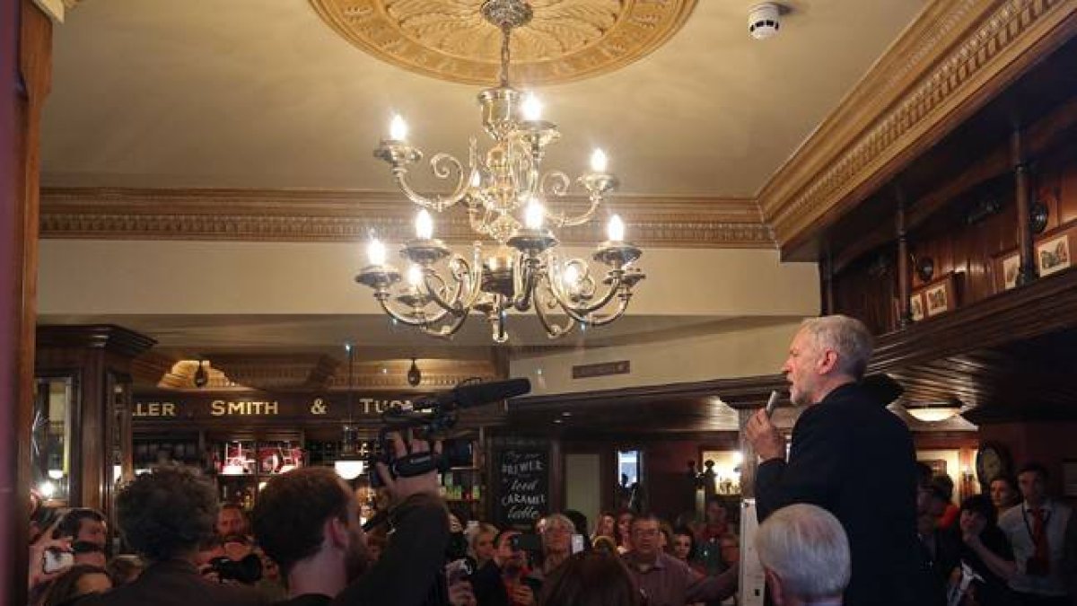 Corbyn habla a sus seguidores en un pub de Londres tras saber de su victoria en las primarias laboristas.