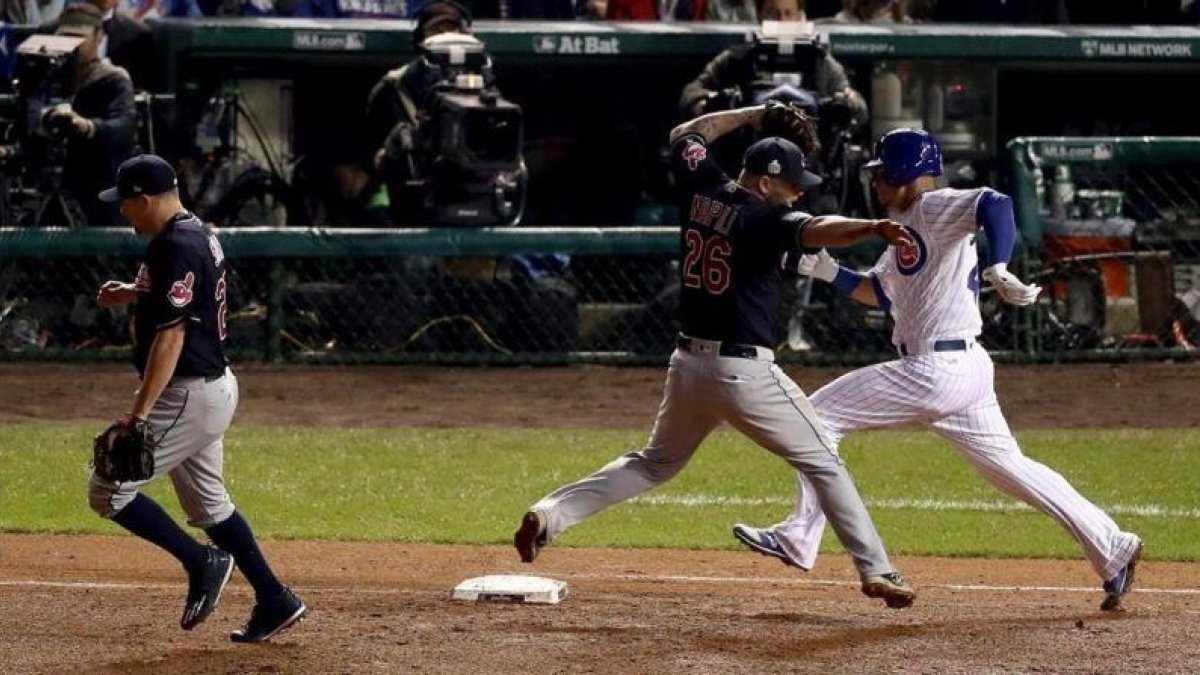 Mike Napoli y de los Indians y Wilson Contreras de los Cubs en el tercer partido de las series finales.