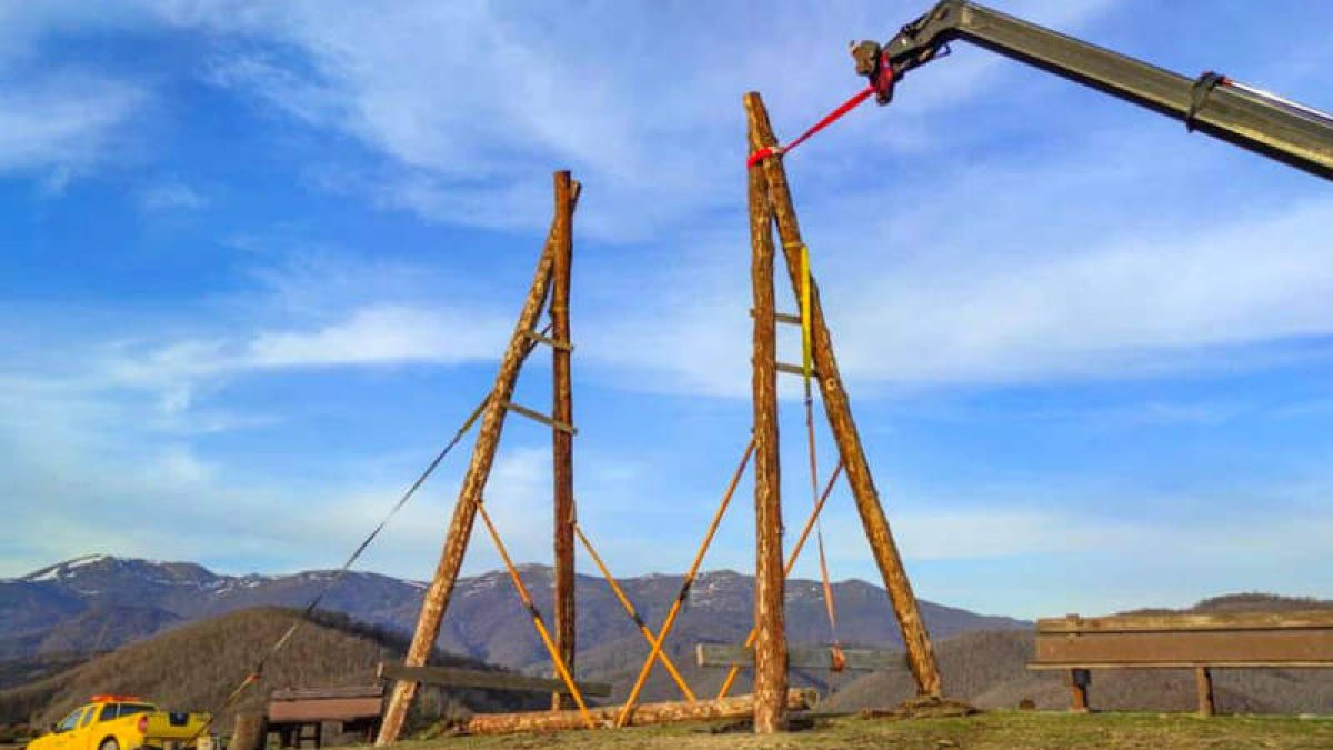 Momento en el que instalan parte de la infraestructura con una enorme grúa. DL