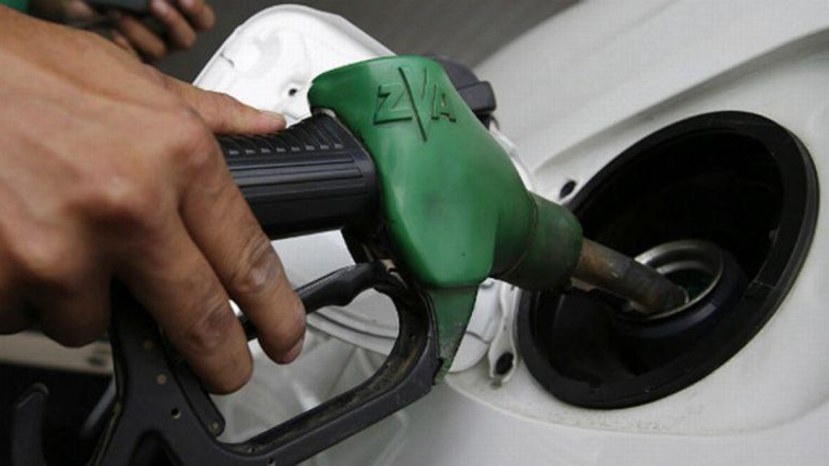 Un conductor repone gasolina.