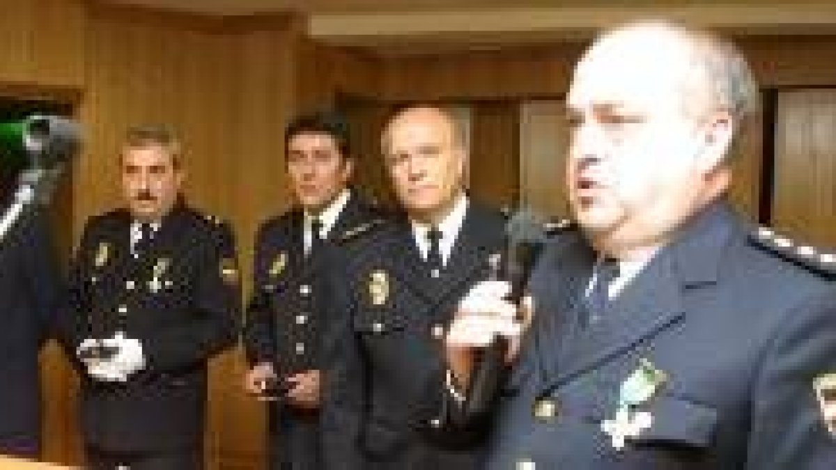 José Luis Merediz, en primer término, va a cumplir 40 años en la Policía