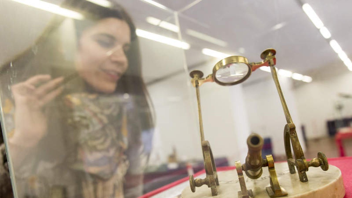 Uno de los inventos de la exposición que ayer inauguró el Museo Liceo Egipcio, y que podrá verse hasta el 20 de abril. FERNANDO OTERO