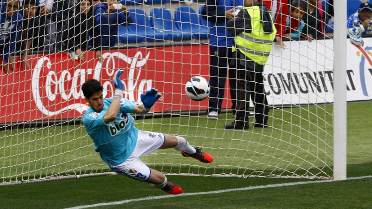Instante en el que Roberto Santamaría detiene el penalti lanzado por Braulio que suponía un punto para la Deportiva, ya que inmediatamente después, el colegiado decretó el final del encuentro.
