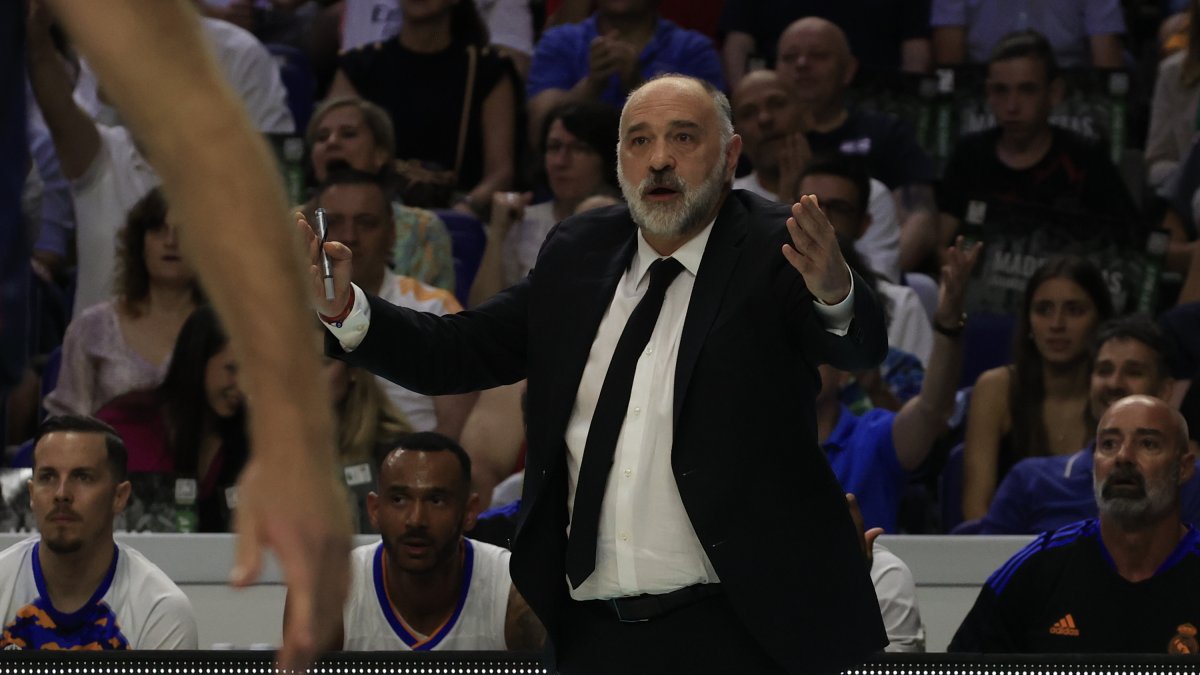 El entrenador del Real Madrid, Pablo Laso, durante el segundo partido de los playoffs de semifinales de la Liga que disputa el Real Madrid contra el Bitci Baskonia este sábado en el WiZink Center. EFE/ ZIPI