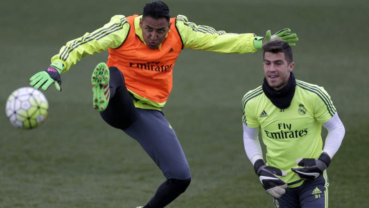 Keylor Navas, durante el entrenamiento del Madrid. JAVIER LIZÓN