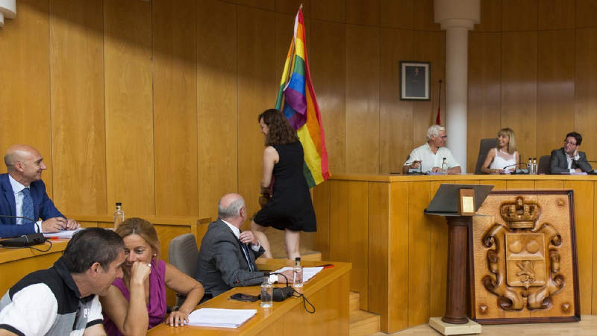 El Día del Orgullo Gay tuvo un momento de presencia en el pleno. FERNANDO OTERO