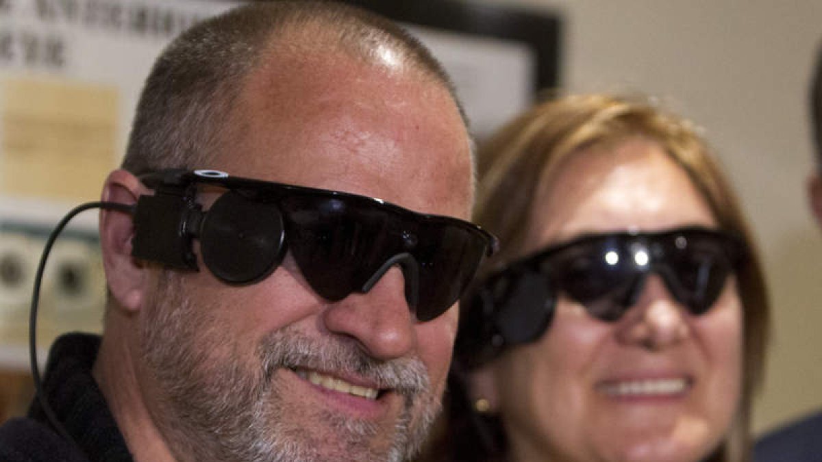 Los pacientes Carlos Martínez y Guadalupe Iglesias, ayer en Barcelona. quique garcía