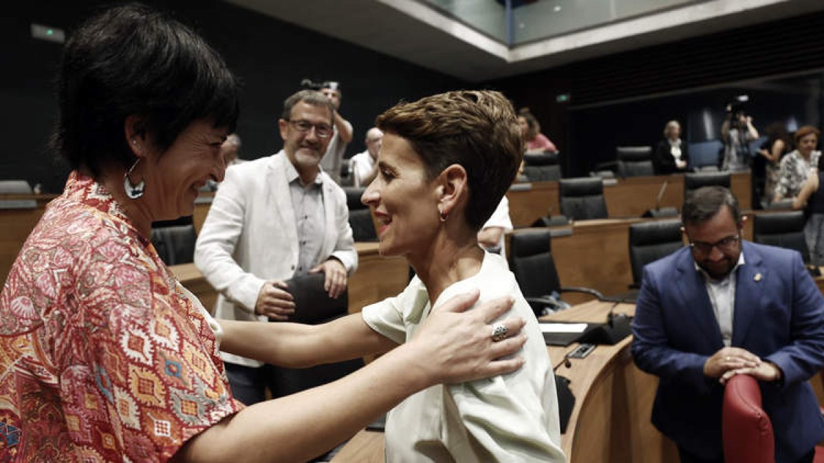 Imagen de María Chivite tras convertirse de nuevo en presidenta de Navarra. JESÚS DIGES