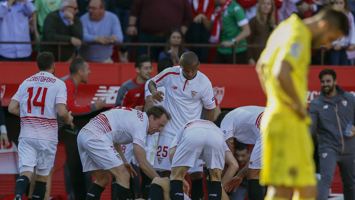 Los futbolistas del Sevilla felicitan a Konoplyanka tras el gol que le marcó al Villarreal. JULIO MUÑOZ