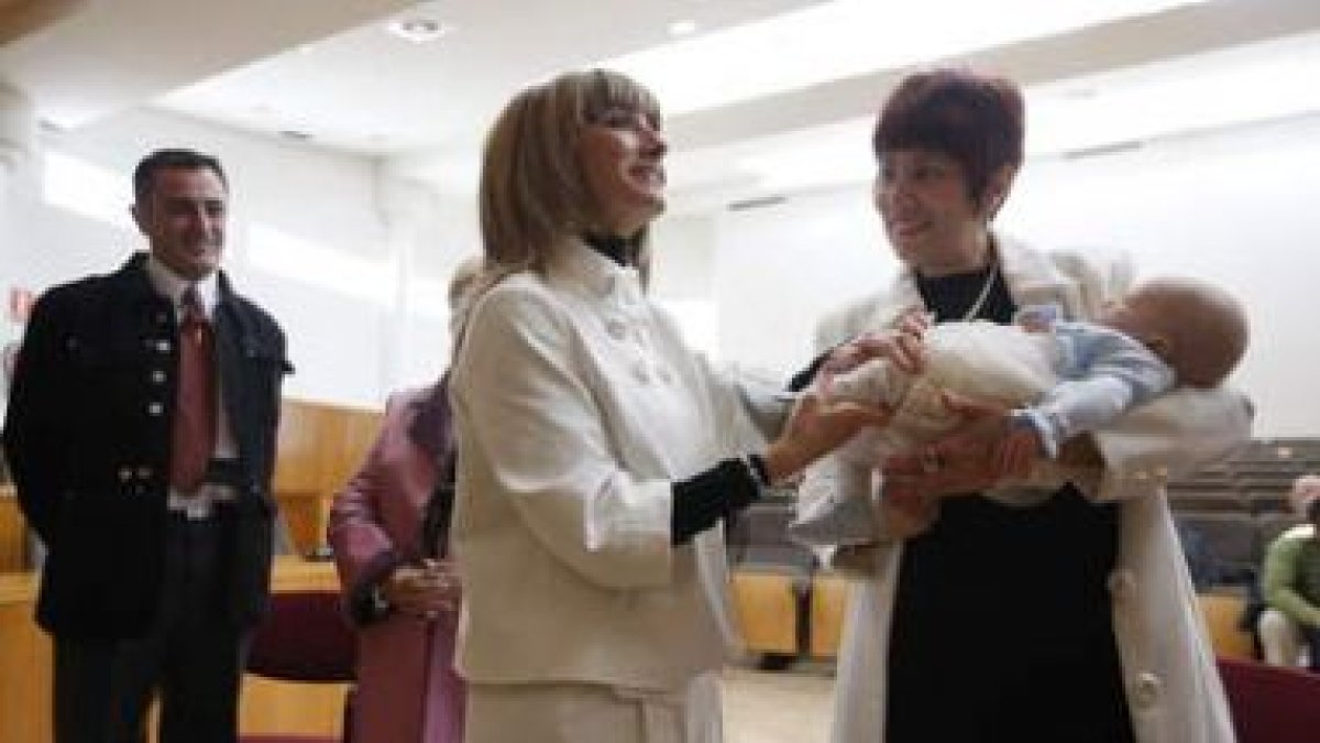 La alcaldesa de San Andrés felicita a los familiares del pequeño Álex García tras el bautizo civil